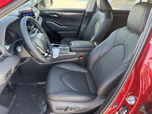 New 2026 Toyota Highlander Platinum image 2