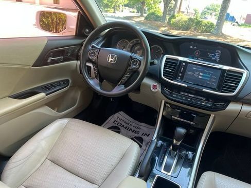 Used 2017 Honda Accord Touring image 29