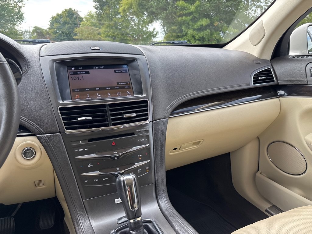 Used 2019 Lincoln MKT AWD image 15