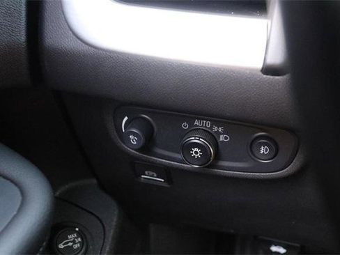 Used 2024 GMC Terrain SLT image 20