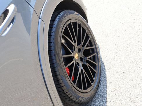 Used 2023 Porsche Cayenne GTS AWD/4WD image 39