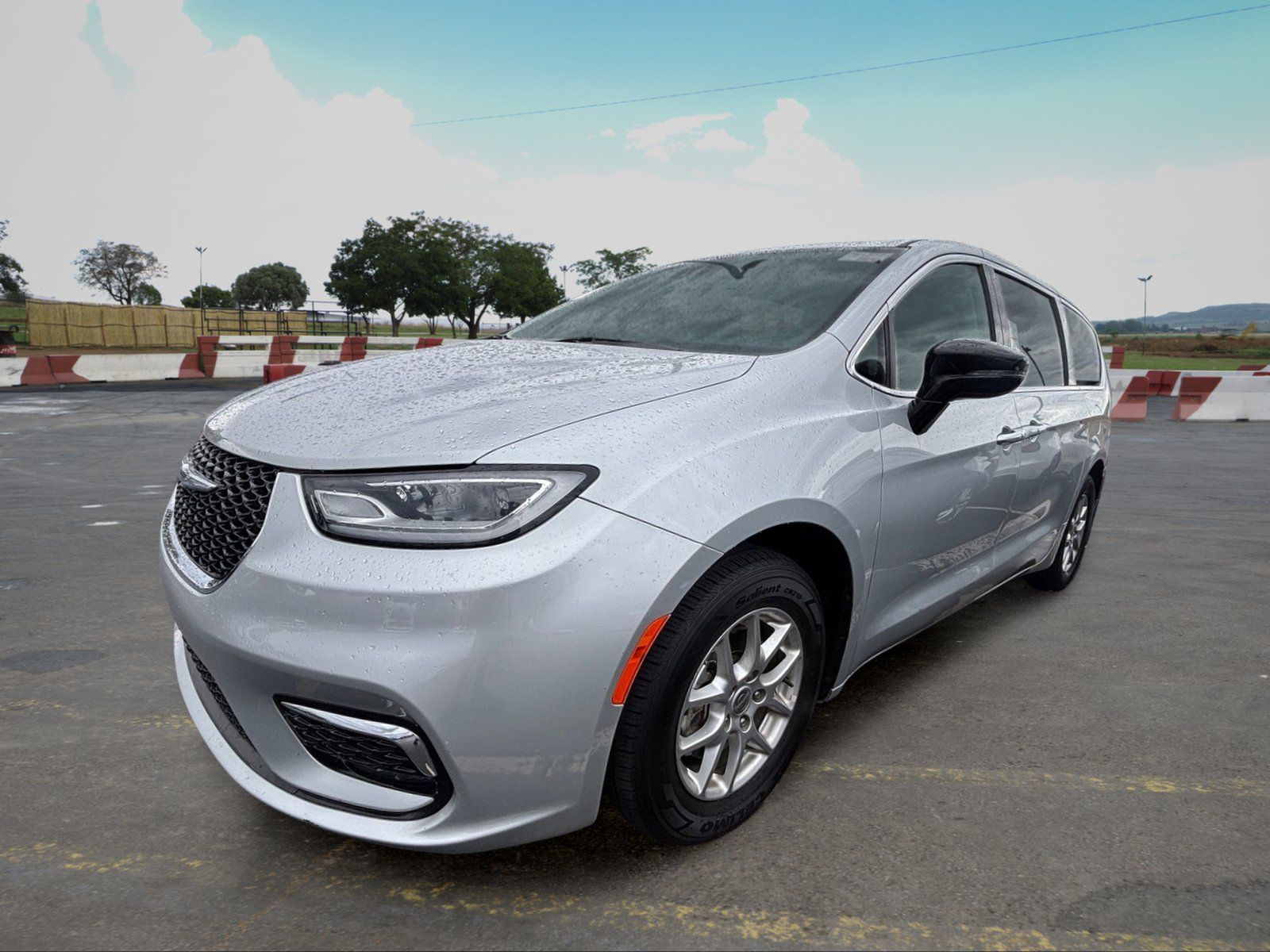 Used 2024 Chrysler Pacifica Touring-L FWD image 5