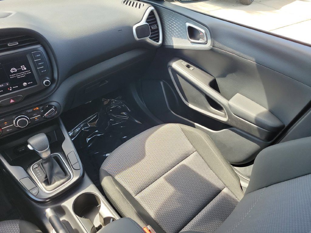 Used 2025 Kia Soul LX w/ LX Technology Package FWD image 13