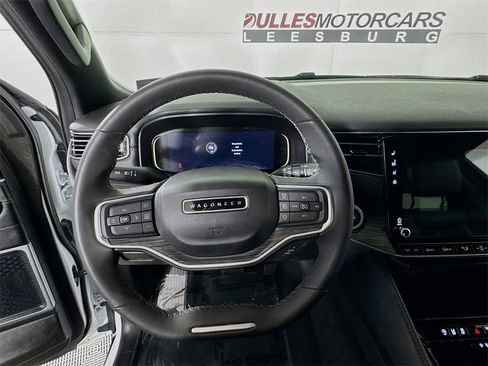 Used 2024 Jeep Wagoneer L Series II image 11