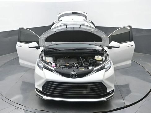 Used 2026 Toyota Sienna XLE FWD image 34