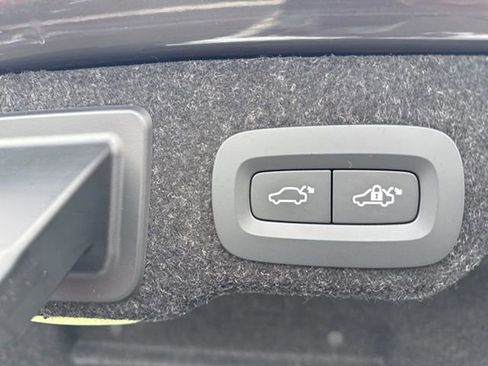 Used 2022 Volvo S90 T8 R-Design image 11