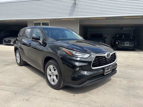 Used 2025 Toyota Highlander LE FWD image 3