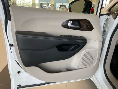 Used 2023 Chrysler Pacifica Limited image 10