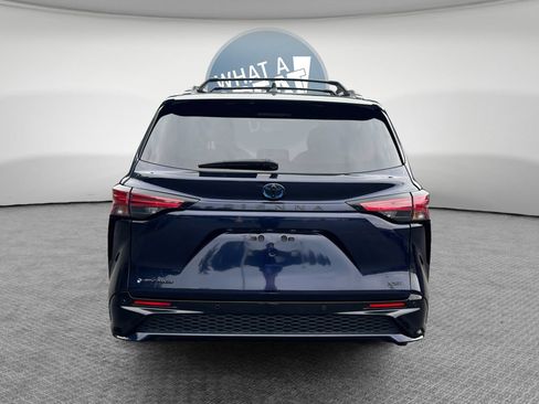 Used 2025 Toyota Sienna XSE w/ XSE Plus Package AWD/4WD image 5