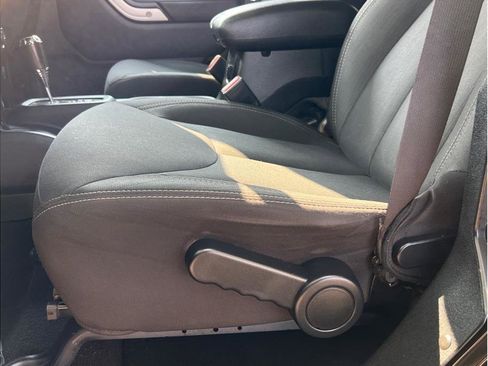 Used 2017 Jeep Wrangler Unlimited Sahara image 6