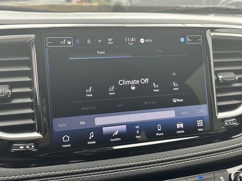 Used 2025 Chrysler Pacifica Limited image 25