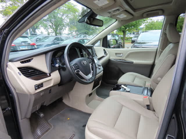 Used 2019 Toyota Sienna XLE Premium FWD image 2