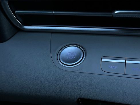 Used 2025 Hyundai Elantra Limited image 30