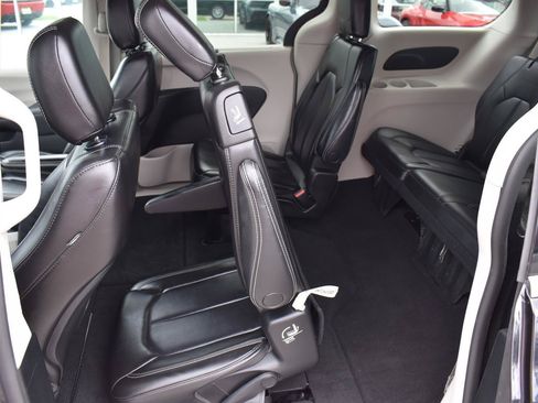 Used 2023 Chrysler Pacifica Touring-L FWD image 45