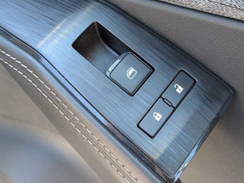 Used 2021 Nissan Rogue SV image 34