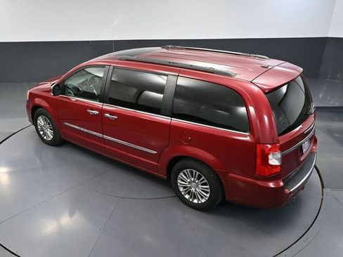 Used 2016 Chrysler Town & Country Touring-L FWD image 47