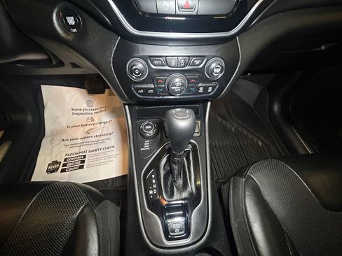 Used 2019 Jeep Cherokee Limited AWD/4WD image 12