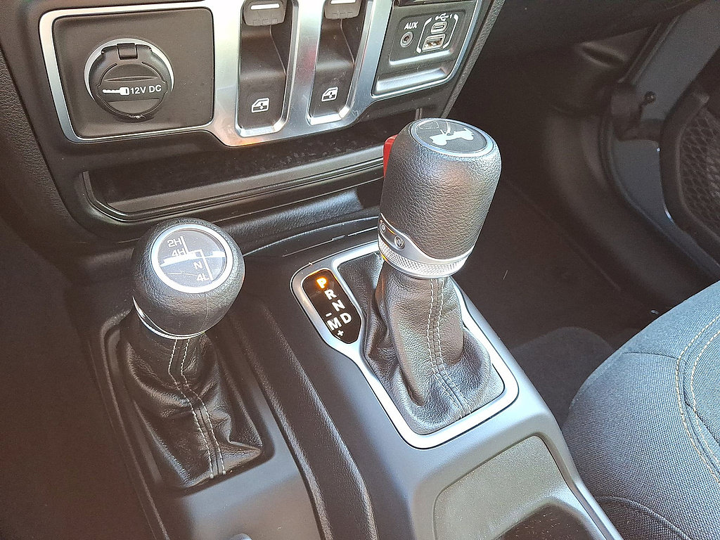 Used 2025 Jeep Wrangler Sport AWD/4WD image 12