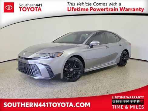 Used 2025 Toyota Camry SE FWD image 1