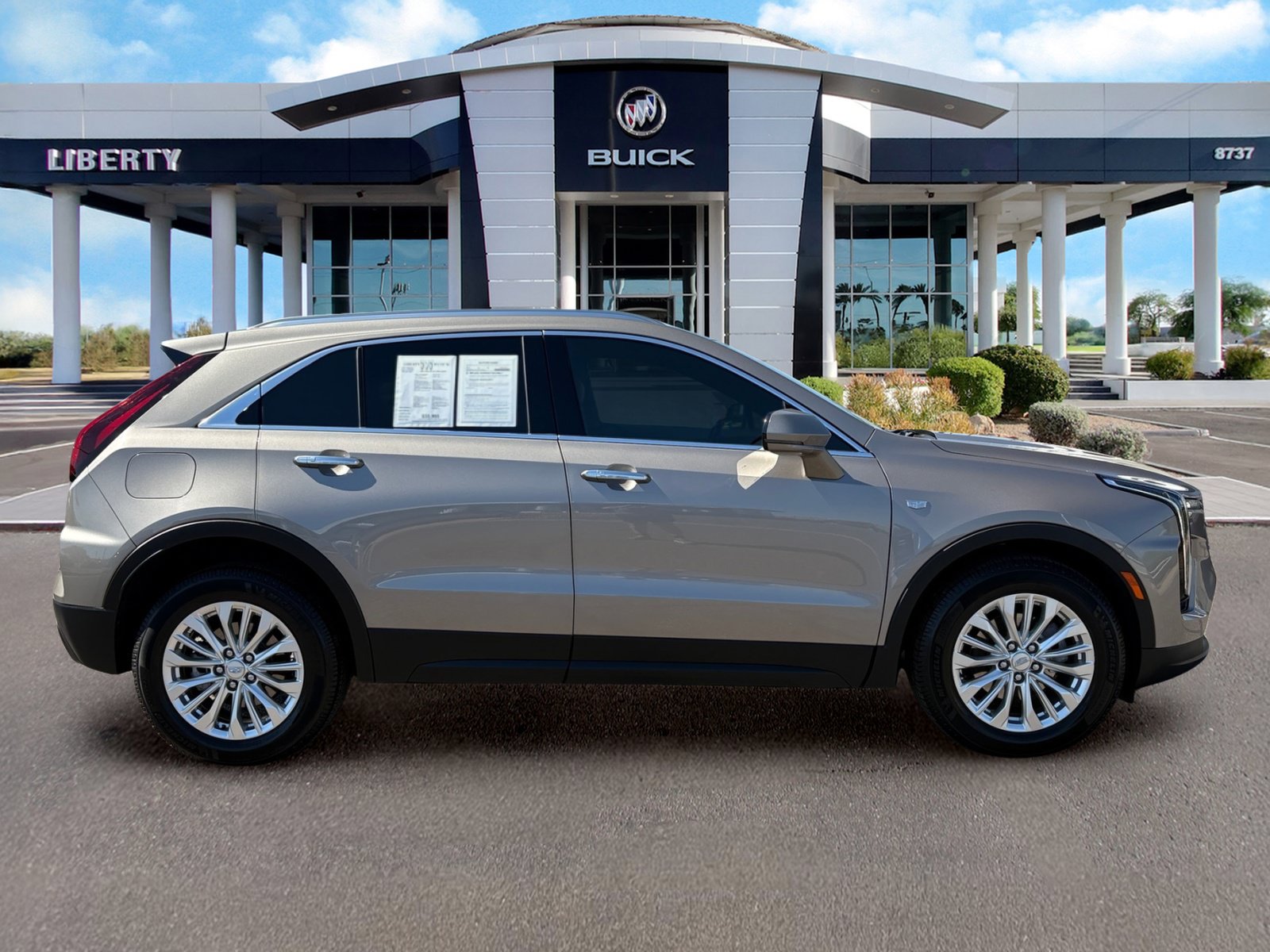 Used 2024 Cadillac XT4 Luxury FWD image 2