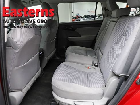 Used 2023 Toyota Highlander LE AWD/4WD image 21