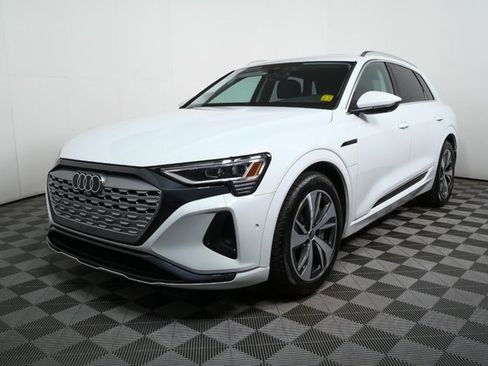 Used 2024 Audi Q8 e-tron Premium Plus image 33