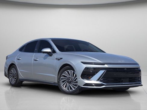 Used 2025 Hyundai Sonata Limited FWD image 2