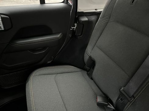 Used 2025 Jeep Wrangler Sahara image 38