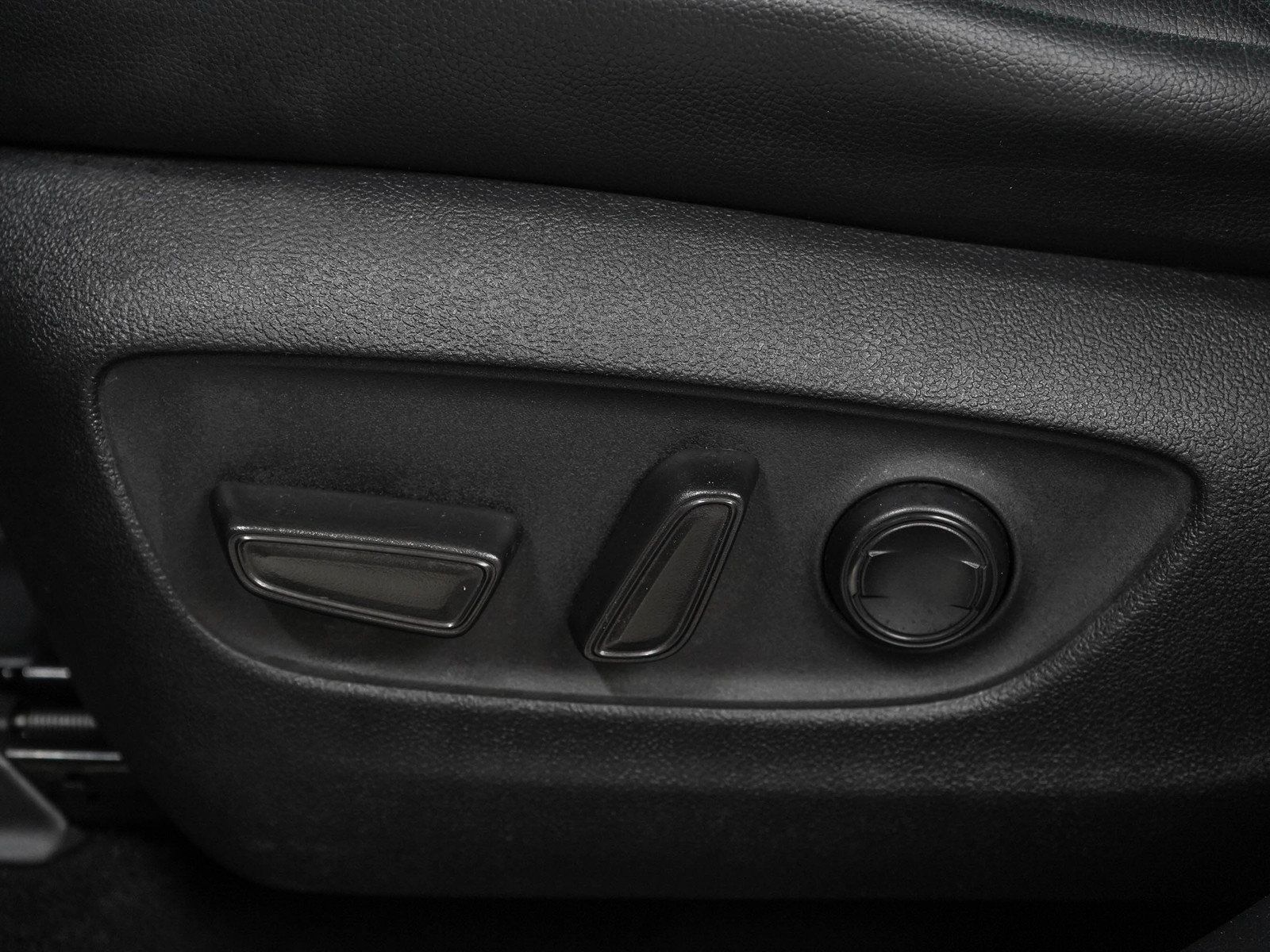 Used 2020 Toyota Highlander XLE AWD/4WD image 24