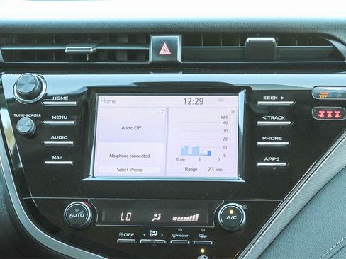 Used 2019 Toyota Camry SE image 18