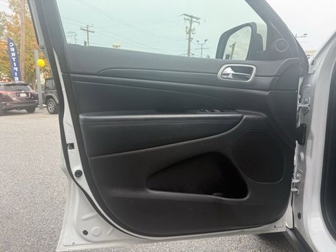 Used 2020 Jeep Grand Cherokee Laredo image 30