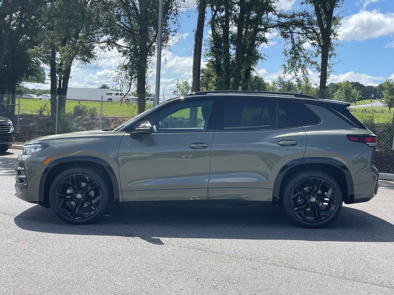 New 2026 Volkswagen Tiguan SE R-Line FWD image 4