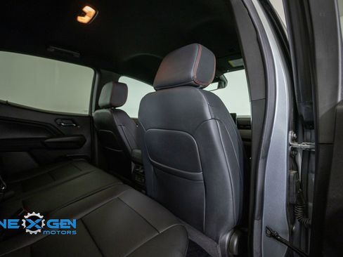 Used 2025 Chevrolet Colorado Z71 w/ Technology Package AWD/4WD image 35