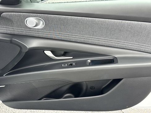 Certified 2025 Hyundai Elantra Limited FWD image 19