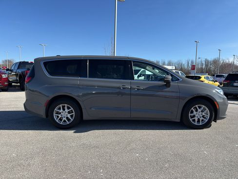 Used 2023 Chrysler Pacifica Touring-L image 4