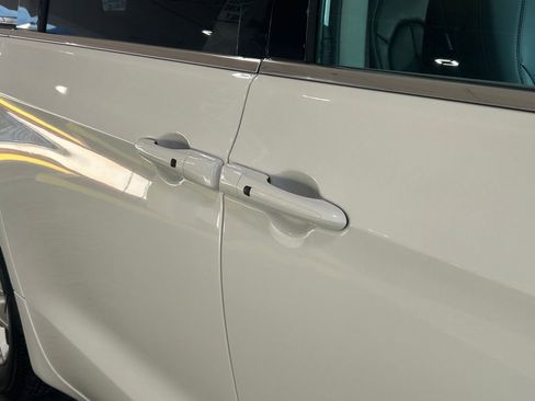 Used 2024 Chrysler Pacifica Touring-L image 18