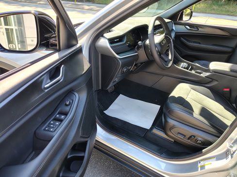 New 2025 Jeep Grand Cherokee Altitude image 19