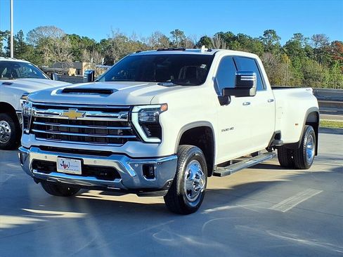 Used 2024 Chevrolet Silverado 3500 LTZ w/ LTZ Convenience Package image 9