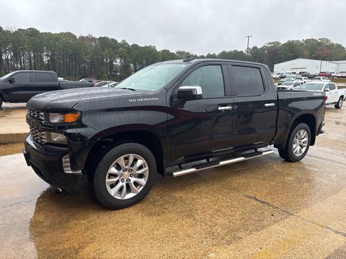 Used 2020 Chevrolet Silverado 1500 Custom w/ Custom Value Package image 1