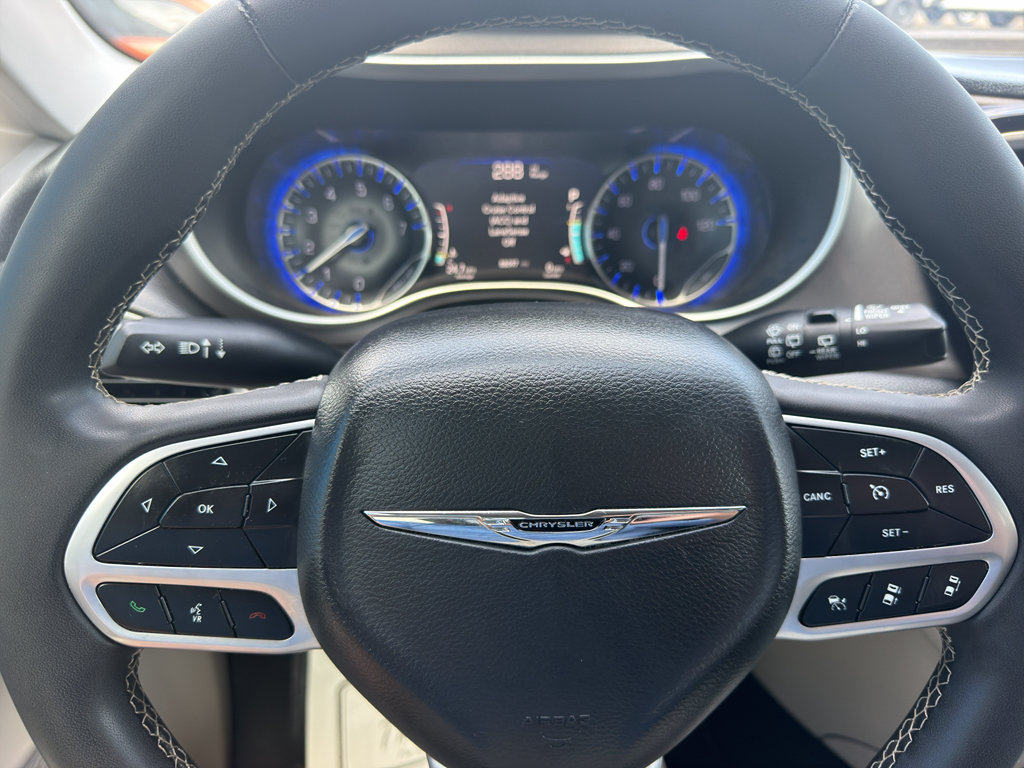 Used 2023 Chrysler Pacifica Touring-L FWD image 16