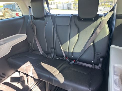 Used 2024 Kia Carnival LX image 16