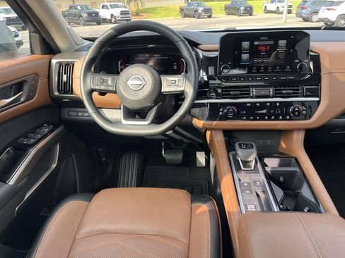 Used 2025 Nissan Pathfinder Platinum FWD image 10