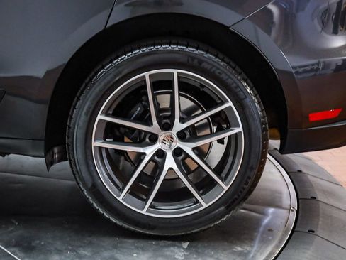 Certified 2025 Porsche Macan image 9