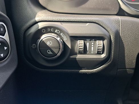 Used 2020 Jeep Gladiator Overland AWD/4WD image 24