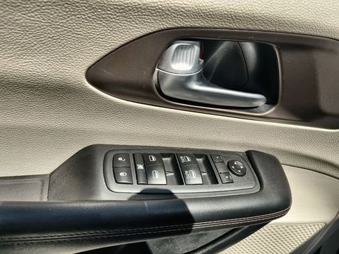 Used 2018 Chrysler Pacifica Touring-L FWD image 17
