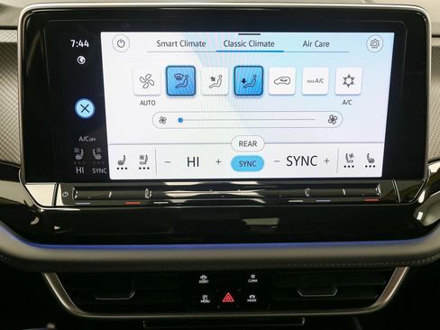 Used 2025 Volkswagen Atlas Peak Edition SE AWD/4WD image 33