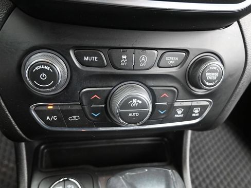 Used 2019 Jeep Cherokee Trailhawk AWD/4WD image 35