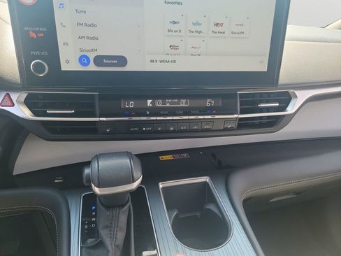 Used 2025 Toyota Sienna XLE FWD image 21