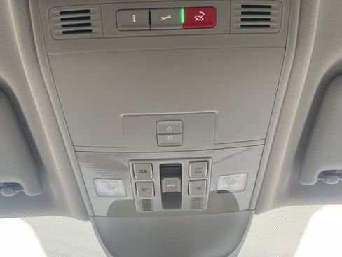 Certified 2025 Volkswagen Taos SE w/ Panoramic Sunroof Package image 26