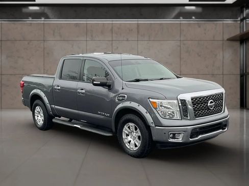 Used 2017 Nissan Titan SV image 7